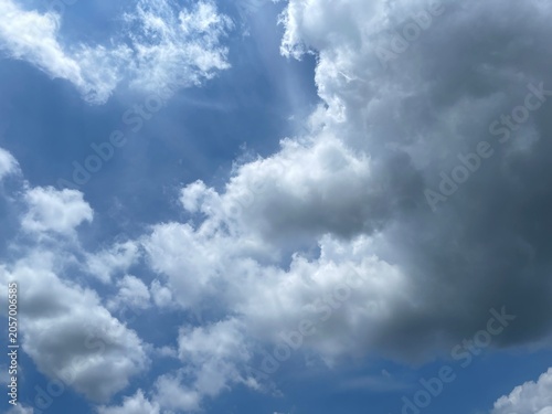 Foto Stunning bright blue sky populated by vibrant fluffy white cumulus clouds on a clear sunny summer day, showcasing a natural meteorological environment backdrop