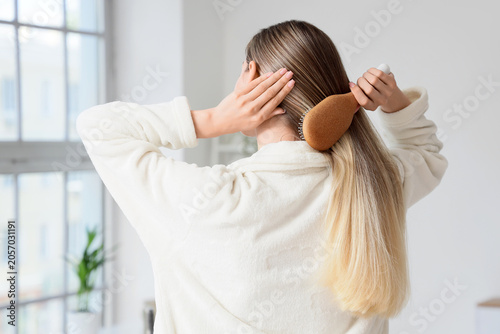 Young woman brushing long b...