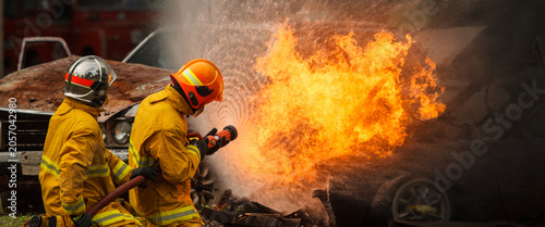 Canvastavla Firefighters extinguishing a burning car with a water hose