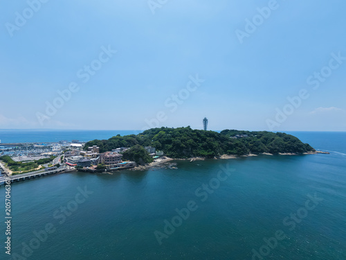 高度から撮影した江ノ島と砂浜の航空写真