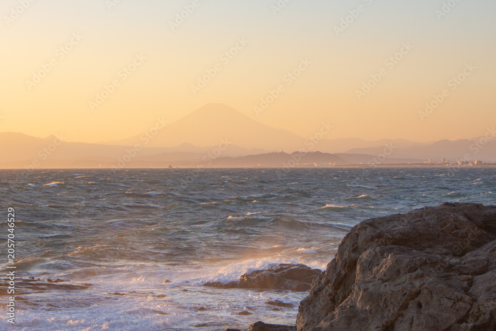 Obraz premium Beautiful sunset at Chigogafuchi in Autumn. Enoshima Island, Kanagawa Prefecture, Japan