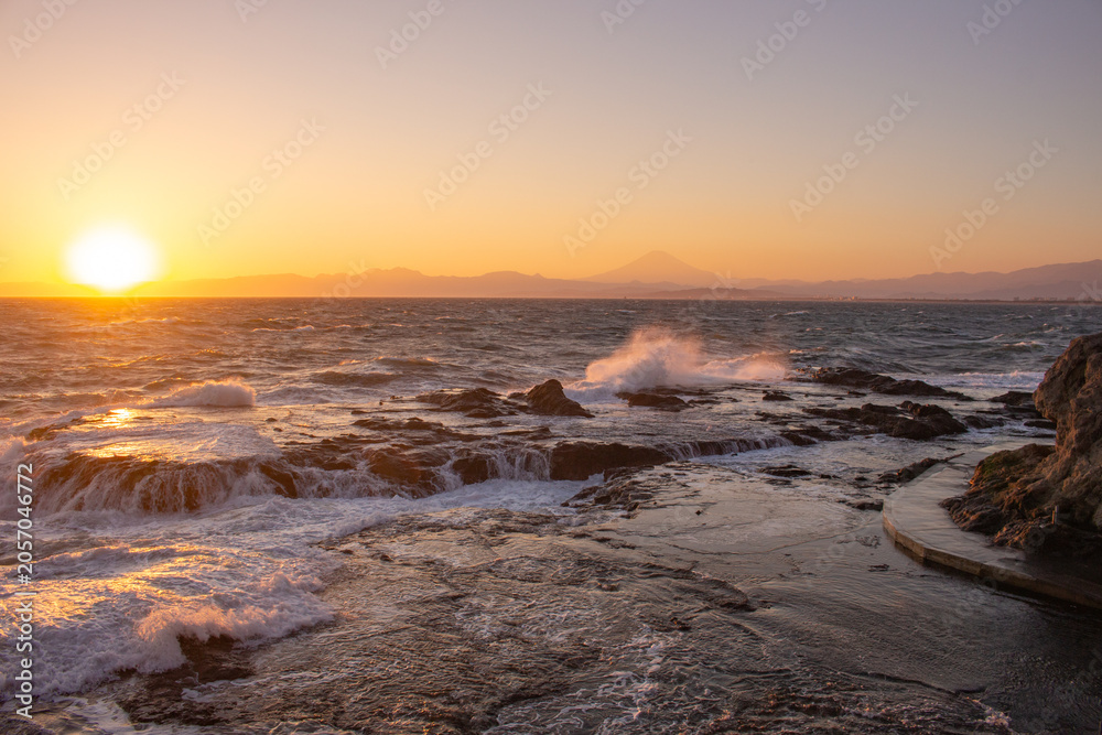 Obraz premium Beautiful sunset at Chigo-ga-fuchi in Autumn. Enoshima, Fujisawa, Kanagawa Prefecture, Japan