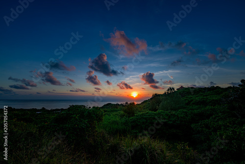 玉取崎展望台から望む朝日の海と緑の絶景風景　石垣島