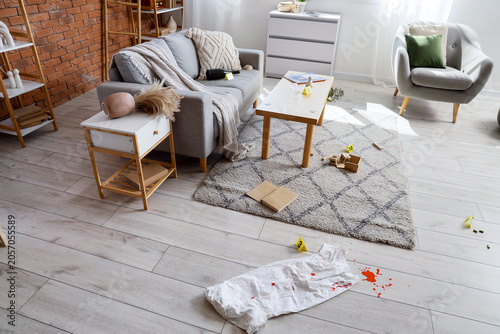 Canvas-taulu Crime scene investigation in a living room with blood stains and evidence marker