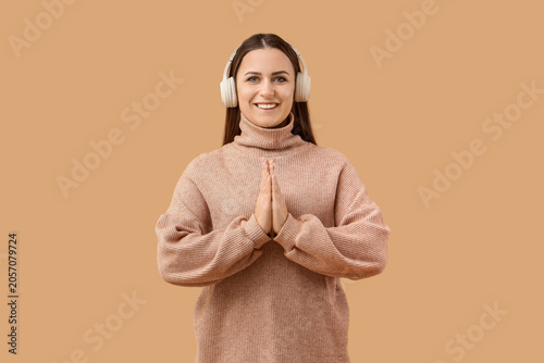 Young woman in headphones m...