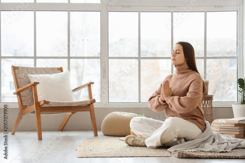 Young woman meditating on r...