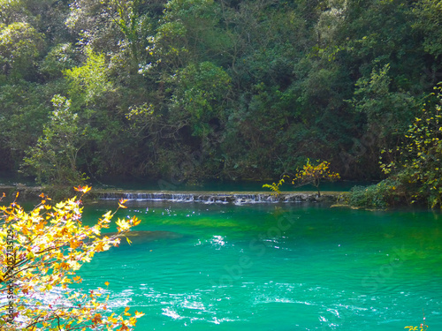 Foto Magnificent landscape with a small waterfall that flows into the Sorgue river at