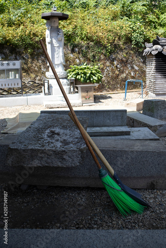 It is a large broom for sweeping the yard.마당을 쓸기위한 큰 빗자루 입니다.
