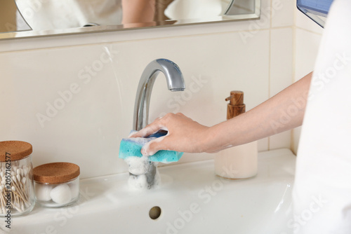 Bathroom faucet cleaning wi...