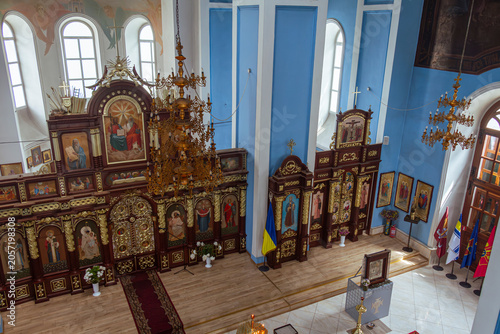 Cuadro en lienzo Elevated view of orthodox church nave, iconostasis and chandelier