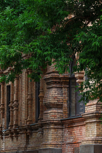 Foto Decorative brick pilasters of a historic building under summer canopy