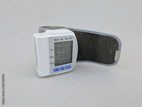 Tableau sur toile A close-up photo of a compact digital wrist blood pressure monitor displaying systolic, diastolic, and pulse rates