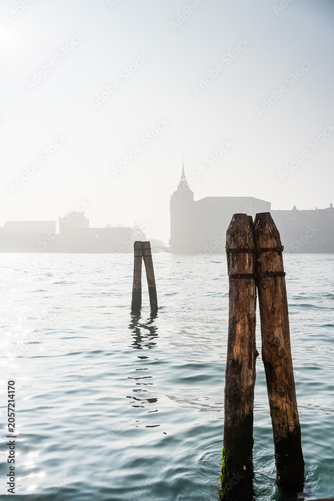 Obraz premium Foggy morning in Venice, Italy. Giudecca island in the background