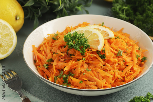 Bilde på lerret Salad Carrotes rapees - traditional French dish made of carrots