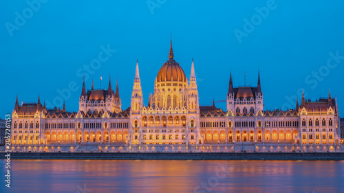 Photos Stunning view of illuminated Hungarian Parliament Building reflecting in the Dan