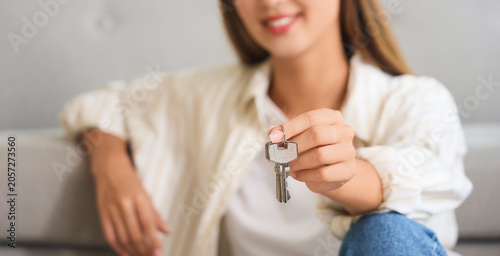 Young woman with keys to re...
