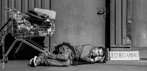 Εκτύπωση καμβά Homeless man with shopping cart and cardboard sleeping on street
