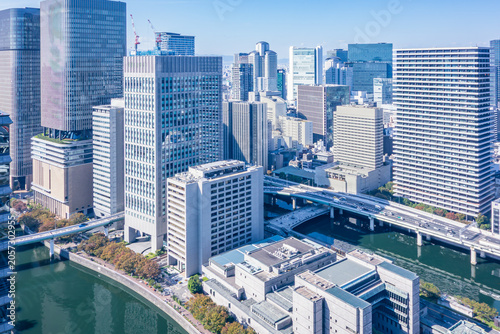 川沿いに立ち並ぶ高層ビル群と都市インフラの俯瞰