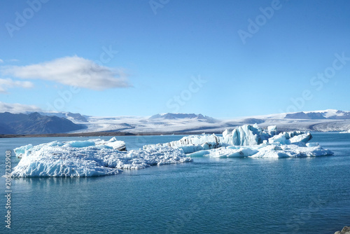 Canvas Print Floating icebergs in the Jökulsárlón glacier lagoon with the Vatnajökull glacial