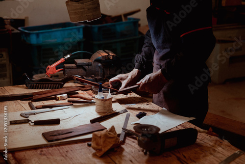 Quadro su tela Chinese Redwood Furniture Making Scene