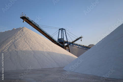 Canvas-taulu Salt Stacker Conveyor Between White Salt Mounds Alicante