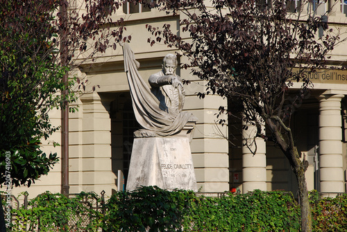 La statua di Felice Cavallotti a Como, Lombardia, Italia.