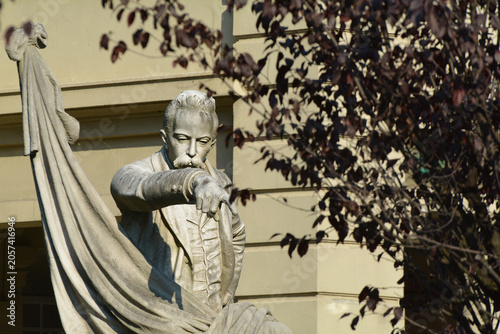 La statua di Felice Cavallotti a Como, Lombardia, Italia.
