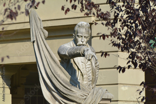 La statua di Felice Cavallotti a Como, Lombardia, Italia.