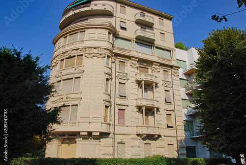L'esterno del Novocomum, edificio razionalista concepito dall'architetto Giuseppe Terragni a Como, Lombardia, Italia.