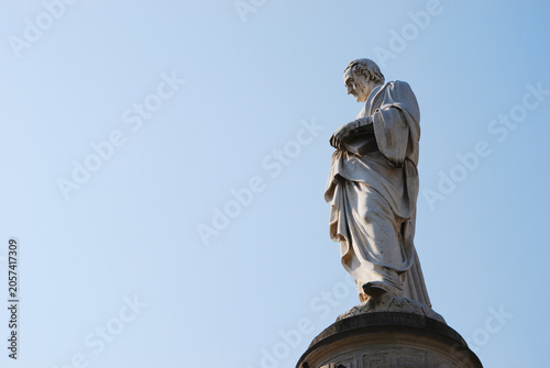 La statua di Alessandro Volta in Piazza Volta a Como, Lombardia, Italia.