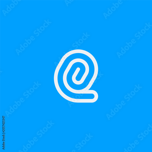Q letter logo with roll accent