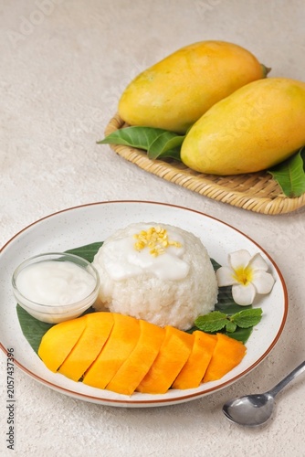 Fotografía Mango sticky rice is a Thai dessert made from sticky rice, mango and coconut milk
