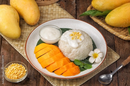 Foto Mango sticky rice is a Thai dessert made from sticky rice, mango and coconut milk