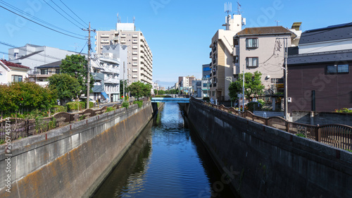 都会を流れる河川