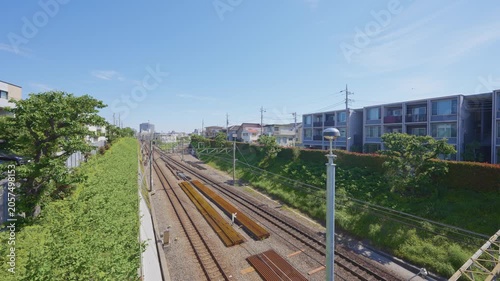 大井町線の電車が走る田園調布の風景動画
