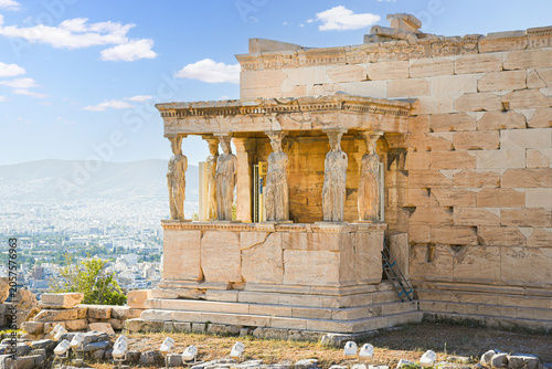 Foto Caryatid Porch on ancient Erechtheion at Athens Acropolis