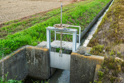 Konstfotografi 小さな農業用水路の水門