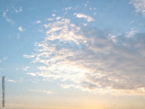 Foto A scenic view of textured white altocumulus clouds scattered across a bright blu