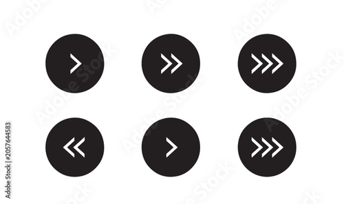 Foto Directional arrow button icons in solid black circles for interface navigation and forward motion