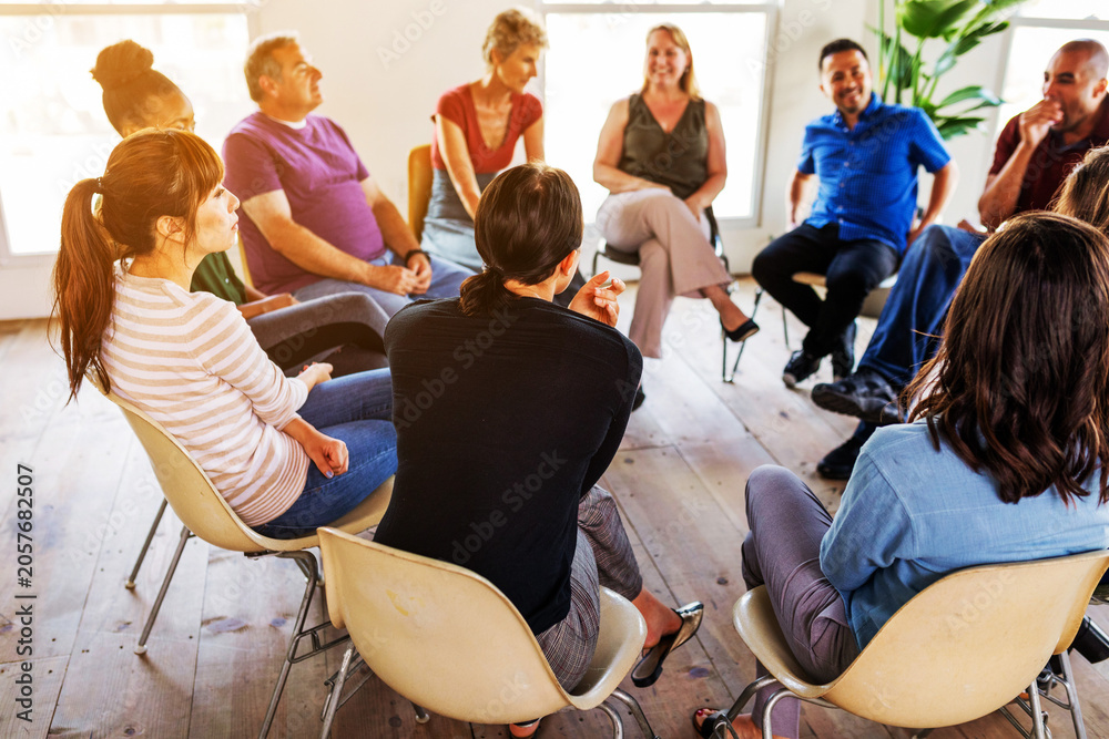Obraz premium Support group meeting with diverse people in a circle