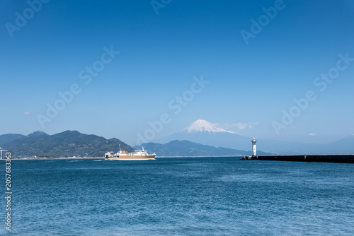 駿河湾を航行する駿河湾フェリーと冬の富士山