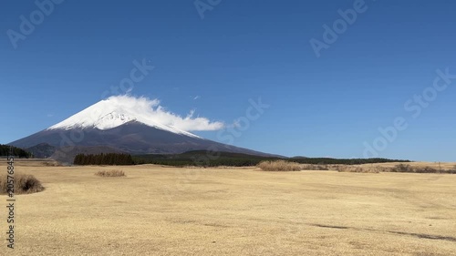 雄大な日本の富士山。冬の風景。冠雪部分から雲が流れる動画。