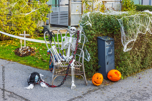 Φωτογραφία Beautiful view of Halloween skeleton decoration with pumpkins near residential house entrance