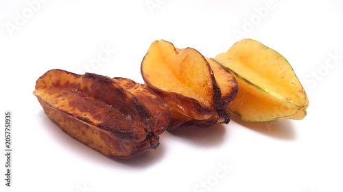 Fotografía Three star fruits showing stages of ripeness: ripe, overripe, and rotten