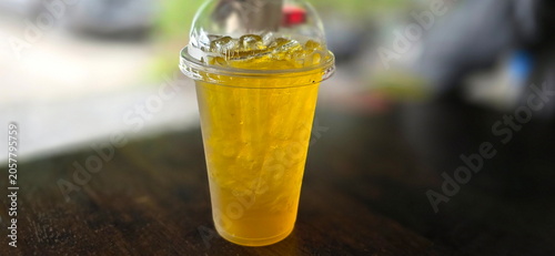 Bilde på lerret Chrysanthemum tea, peach tea, other clear yellow beverages are served in clear plastic cups with ice