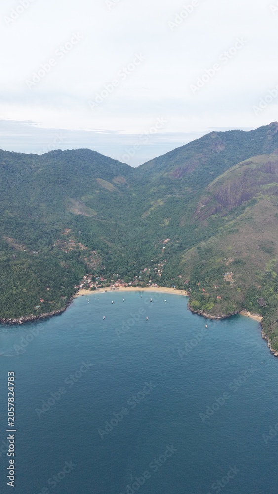 Fototapeta premium Aerial View of Pouso da Cajaíba Beach and Atlantic Forest, Brazil | Vista Aérea da Praia do Pouso da Cajaíba e Mata Atlântica, Brasil