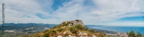 Panel kuchenny z motywem Panoramic view to the mountains with a cross on the peak, in Montgo, Dénia, Comunidad Valenciana, Spain. 