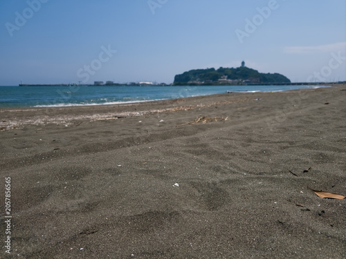 Cuadro en lienzo 砂浜と海の向こうに見える江ノ島