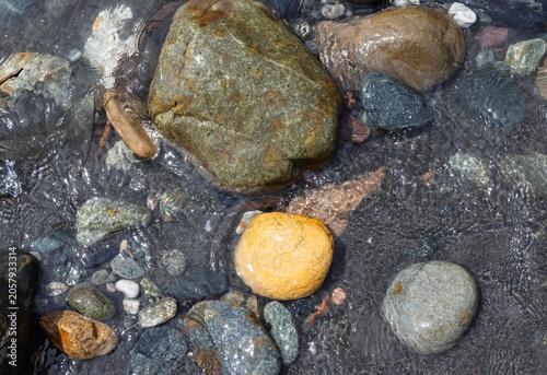the structure of the rocky bottom of the coastal strip with water during the spring snowmelt, and the variety of rock types