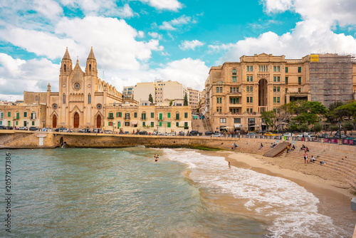 Foto This scene depicts Balluta Bay in St